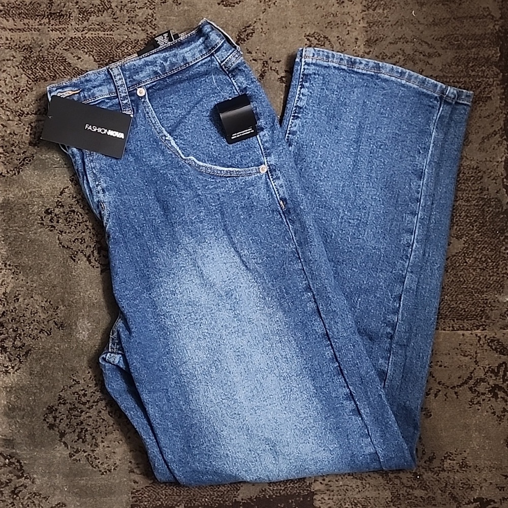Tapered mom jeans